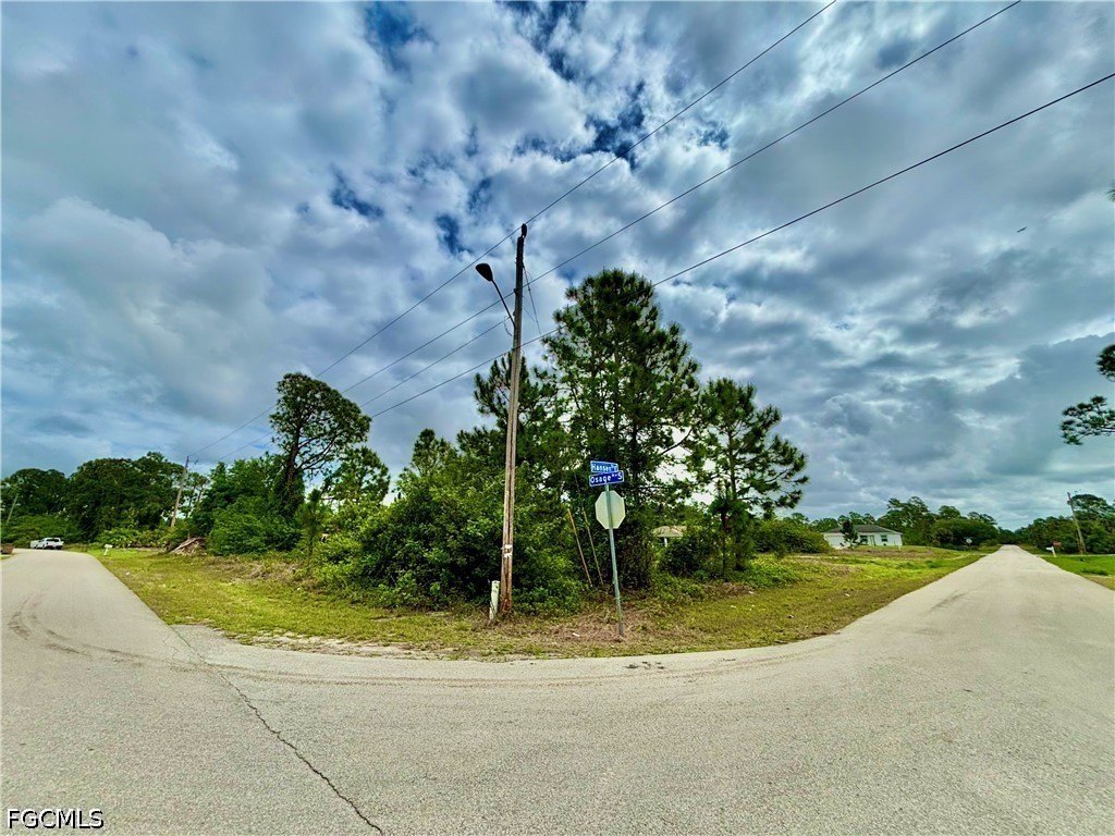 Residential Land in Lee, FL