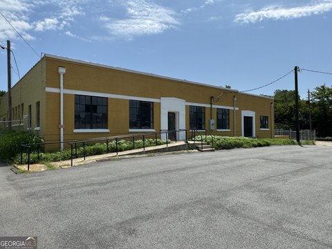 Versatile Warehouses on 1.25 Acres