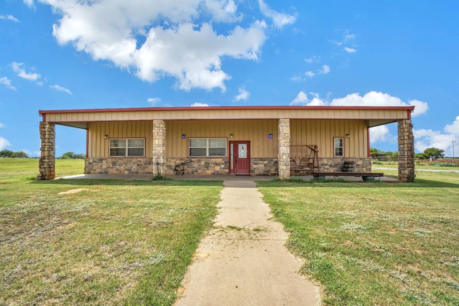 Equestrian Paradise Barndominium on 20 Acres