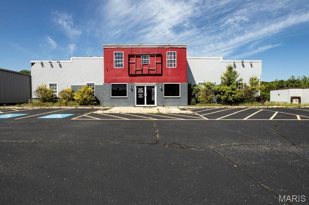 Versatile Commercial Building in Waynesville