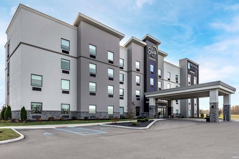 Modern Hotel Near Crane Base