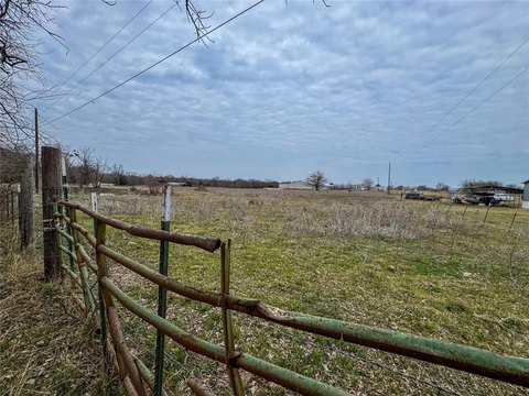Spacious Land in Lone Oak