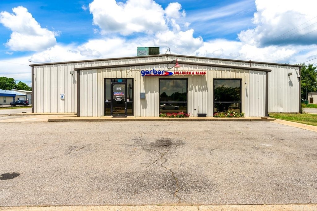 1570 E Oak St, Conway, AR 72032