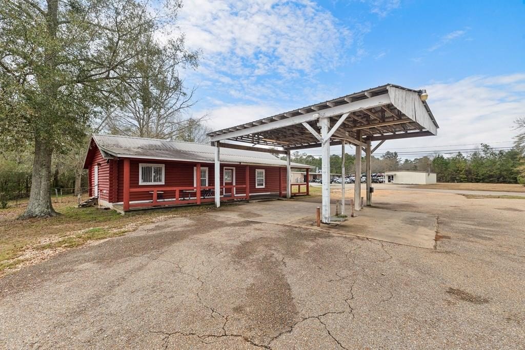 Versatile Commercial Property in Carriere