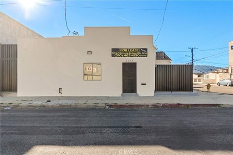 Industrial Flex Creative Space with Roll-Up