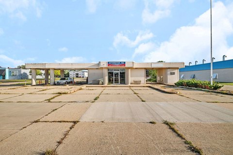 Versatile Commercial Property Near Plaza