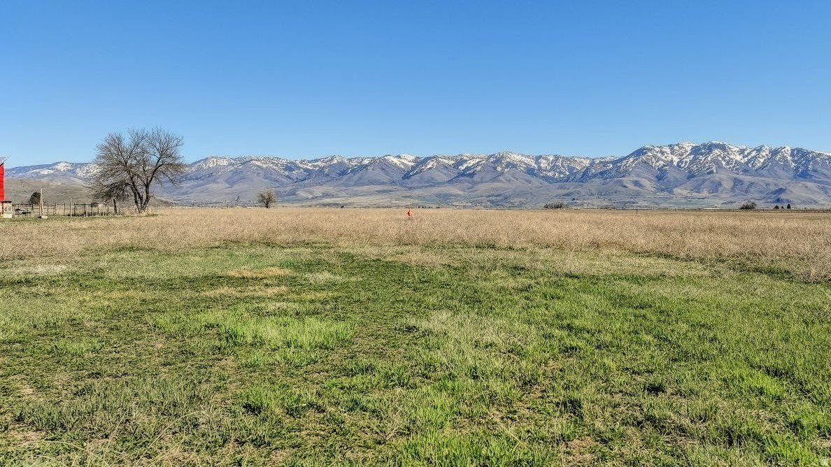 Picturesque Land Parcel with Water