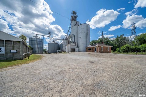 Functional Grain Elevator in Manito