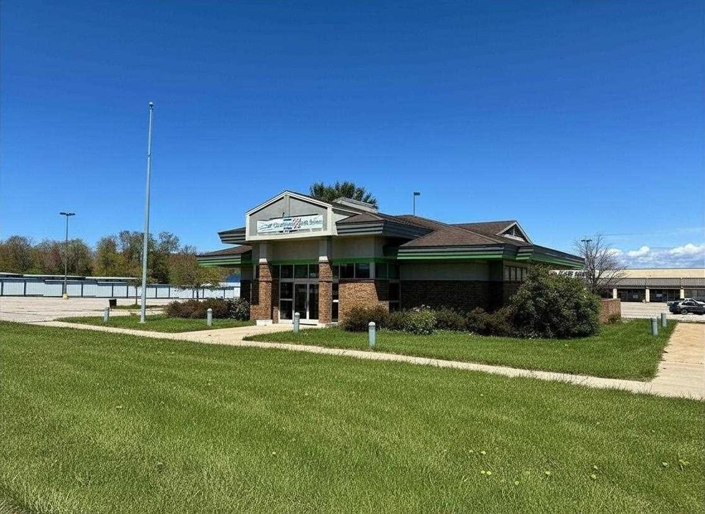 6536 N M-66 Hwy, Charlevoix, MI 49720