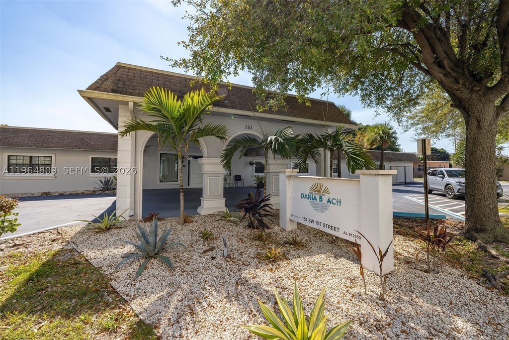 151 1st St, Dania Beach, FL 33004-3628
