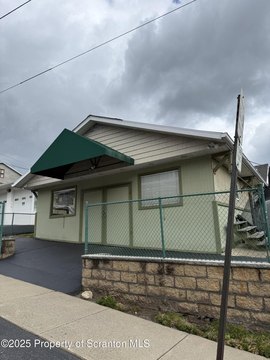 Retail Building with Greenhouses