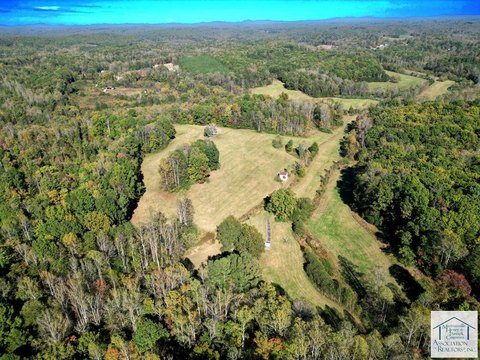 Picturesque Farm with Mountain Views