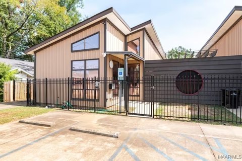 Versatile Commercial Building with Courtyard