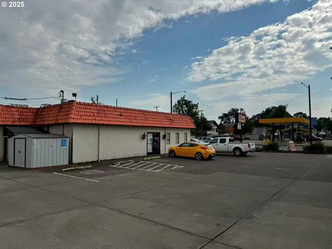 Freestanding Restaurant with Drive-Through