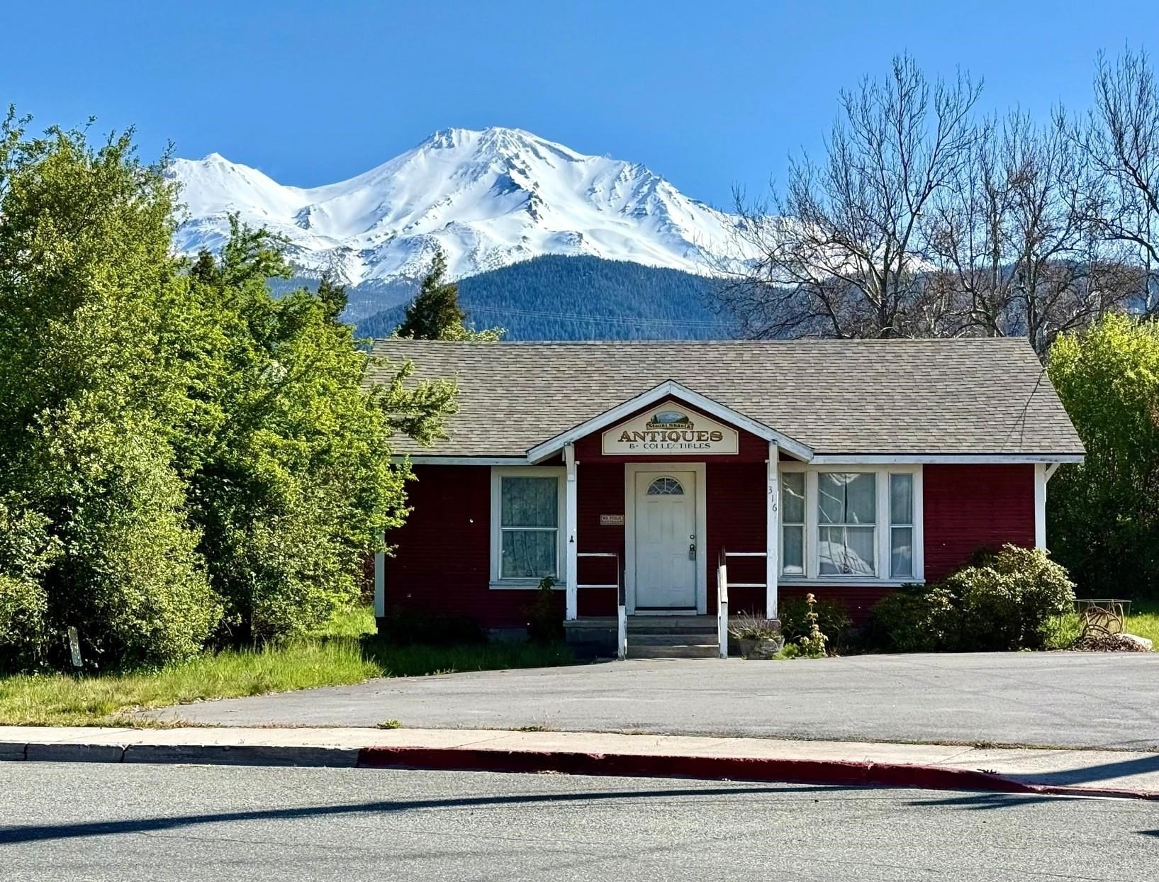 Downtown Mt. Shasta Commercial Cottage
