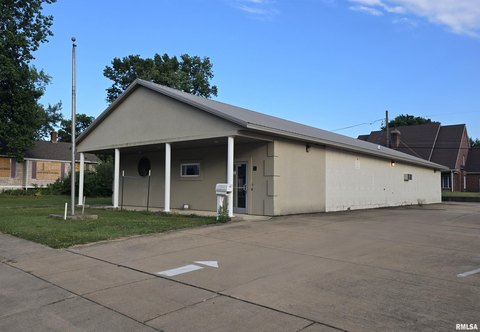Freestanding Commercial Building in Pekin