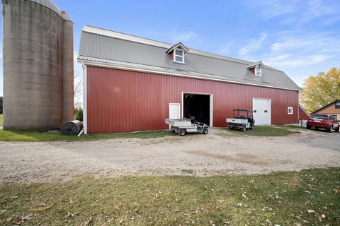 Specialty Barn on Commercial Lot