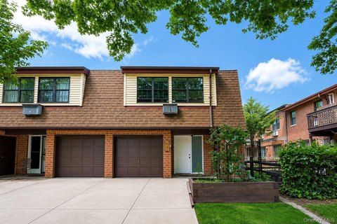 Renovated Townhouse in College Point