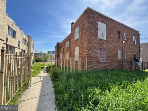 Brick Semi-Detached 5-Unit Apartment Building