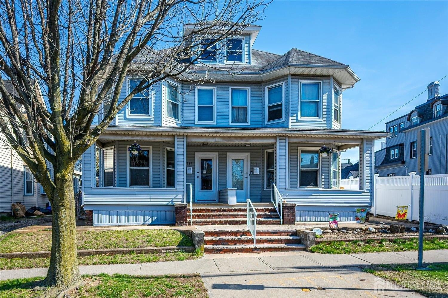 Spacious Duplex Near Train Station