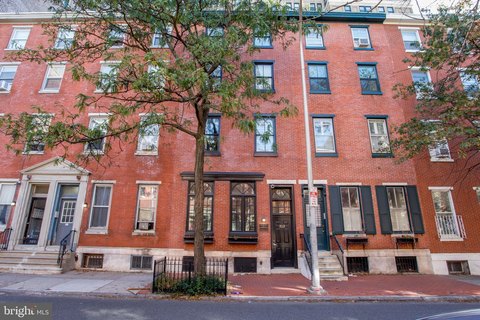 Spacious Commercial Property Near Rittenhouse