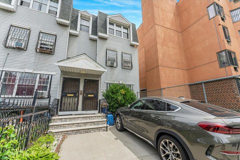 Bronx Duplex with Backyard