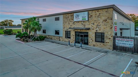 Versatile Commercial Space in Victoria