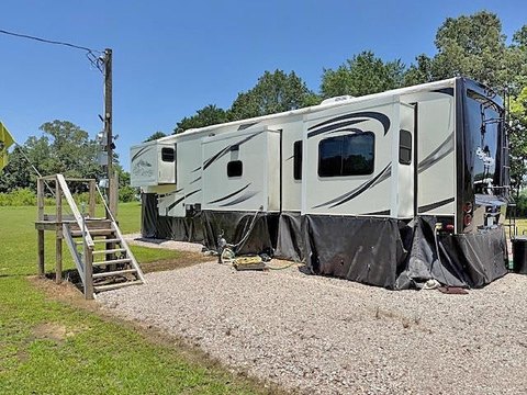 Tennessee Riverfront Lot with Camper