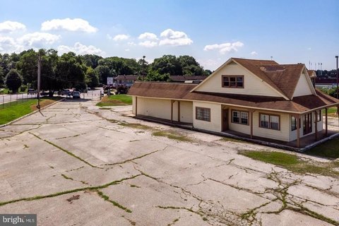 Retail Land Lease Pads with Building