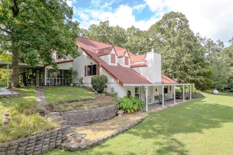 Chatsworth Farmhouse on 21 Acres