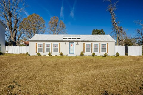 Updated Commercial Building in Ray