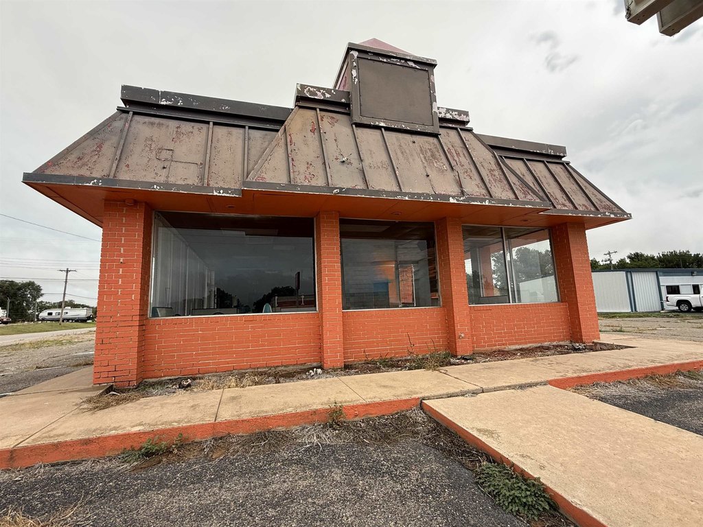 220 W Russworm Dr, Watonga, OK 73772