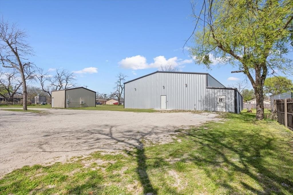 Versatile Commercial Property in Hubbard