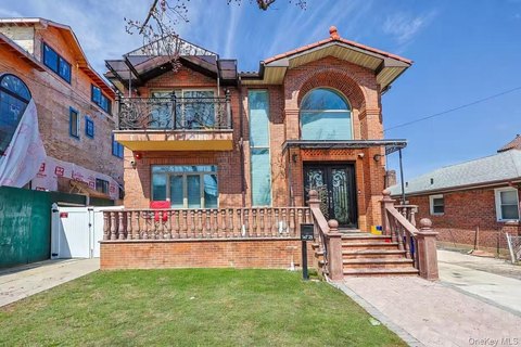 Two-Dwelling Home in Whitestone