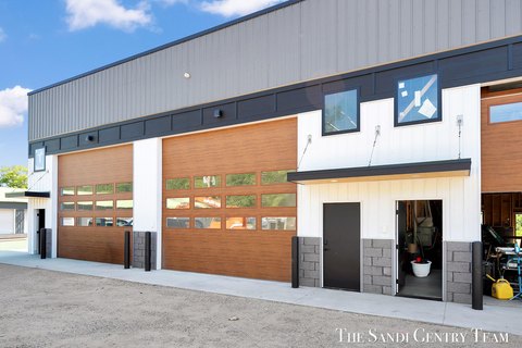 Flex Space with Overhead Door