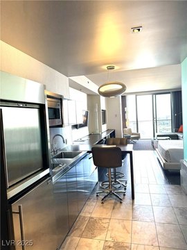 Palms Place Studio with Balcony