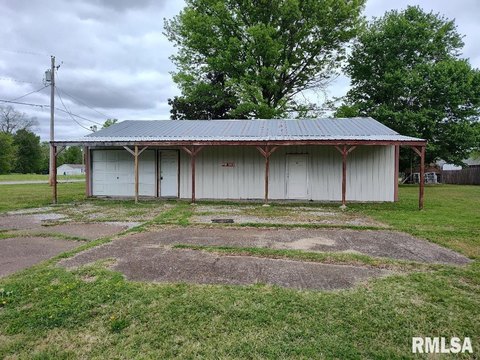 Commercial Building in Mound City