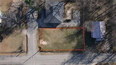 Land, Paris, TX