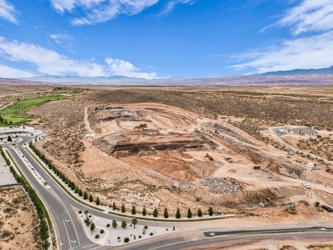 Land with Panoramic Red Rock Views