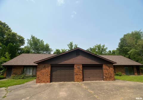 Four-Unit Building Near SIU/SIH