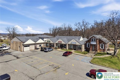 Shopping Center with Garage Space