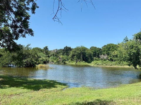 Lake-Access Land in Gated Community
