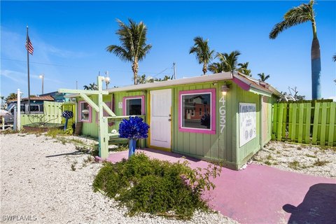 Iconic Matlacha Commercial Compound