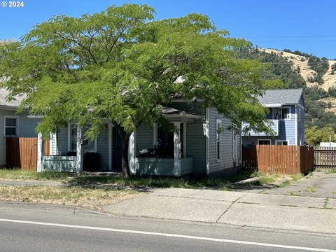 Roseburg Multifamily Property with Income