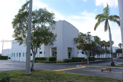 Air-Conditioned Warehouse with Reception Lobby