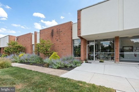 NEWTOWN Flex Space For Sale