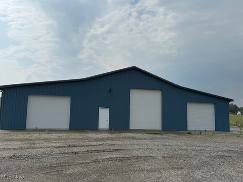 Steel Building on 9+ Acres