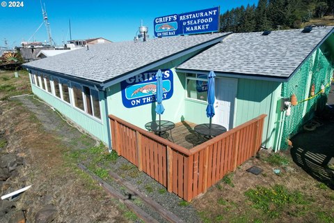 Waterfront Restaurant in Winchester Bay