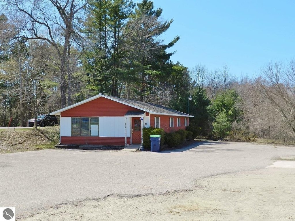 3415 Veterans Dr, Traverse City, MI 49684-4510