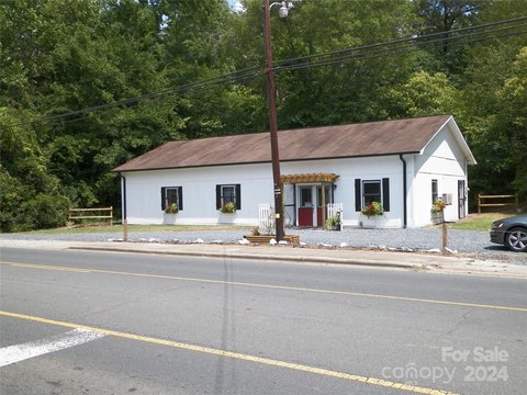 Retail Location on High-Traffic Highway